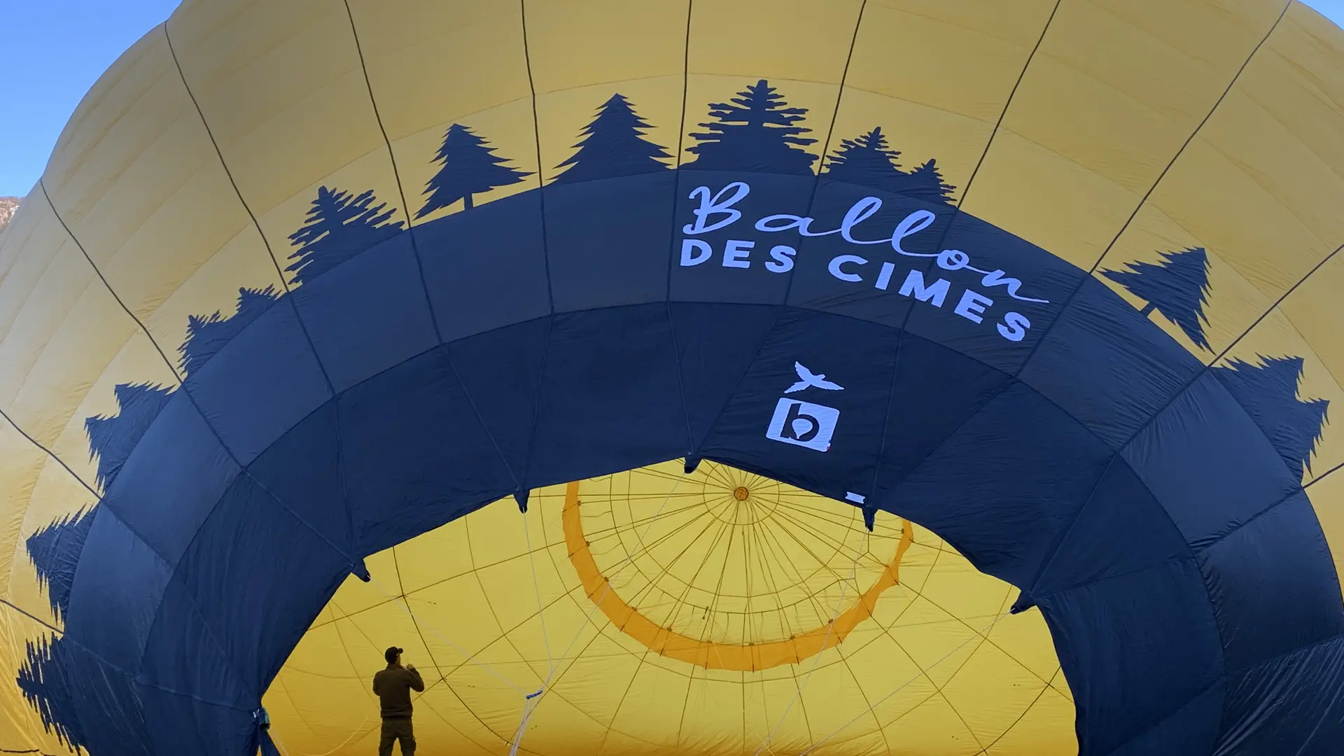 Gonflage montgolfière jaune