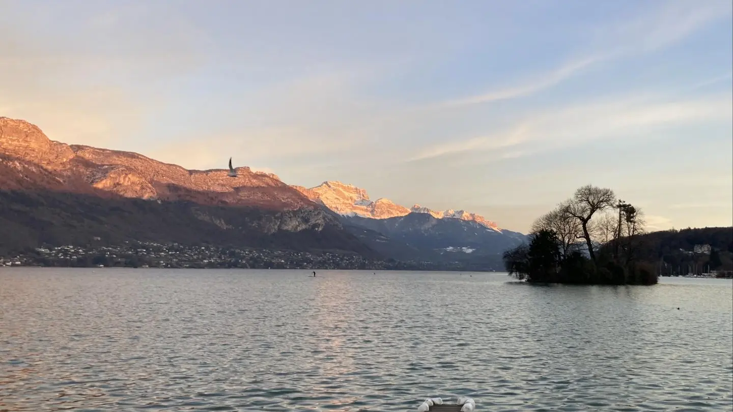 Coucher de soleil sur la Tournette, sommet culminant du lac d'Annecy.
