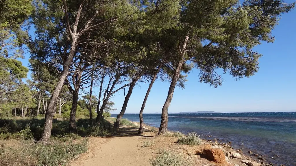 Le sentier côtier, sentier des douaniers qui part de la résidence