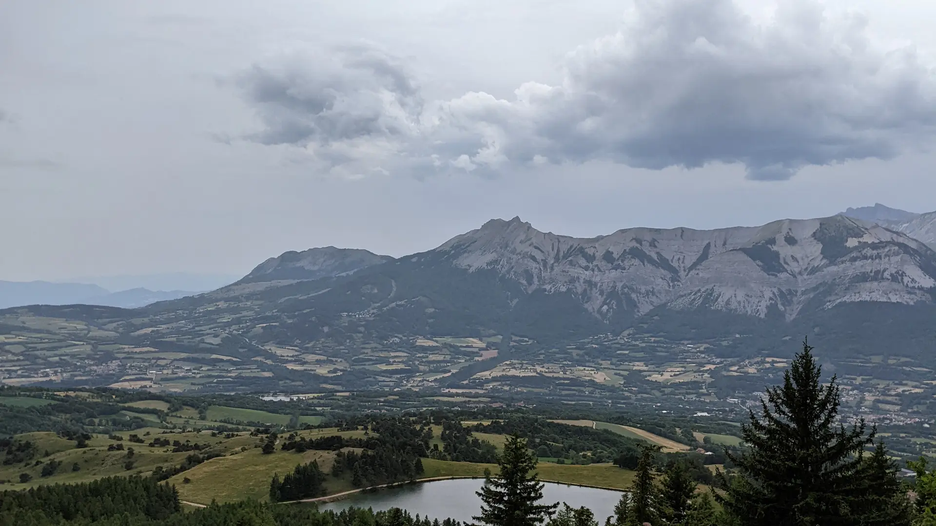 Vue sur lac des Barbeyroux depuis le canal de Malcros