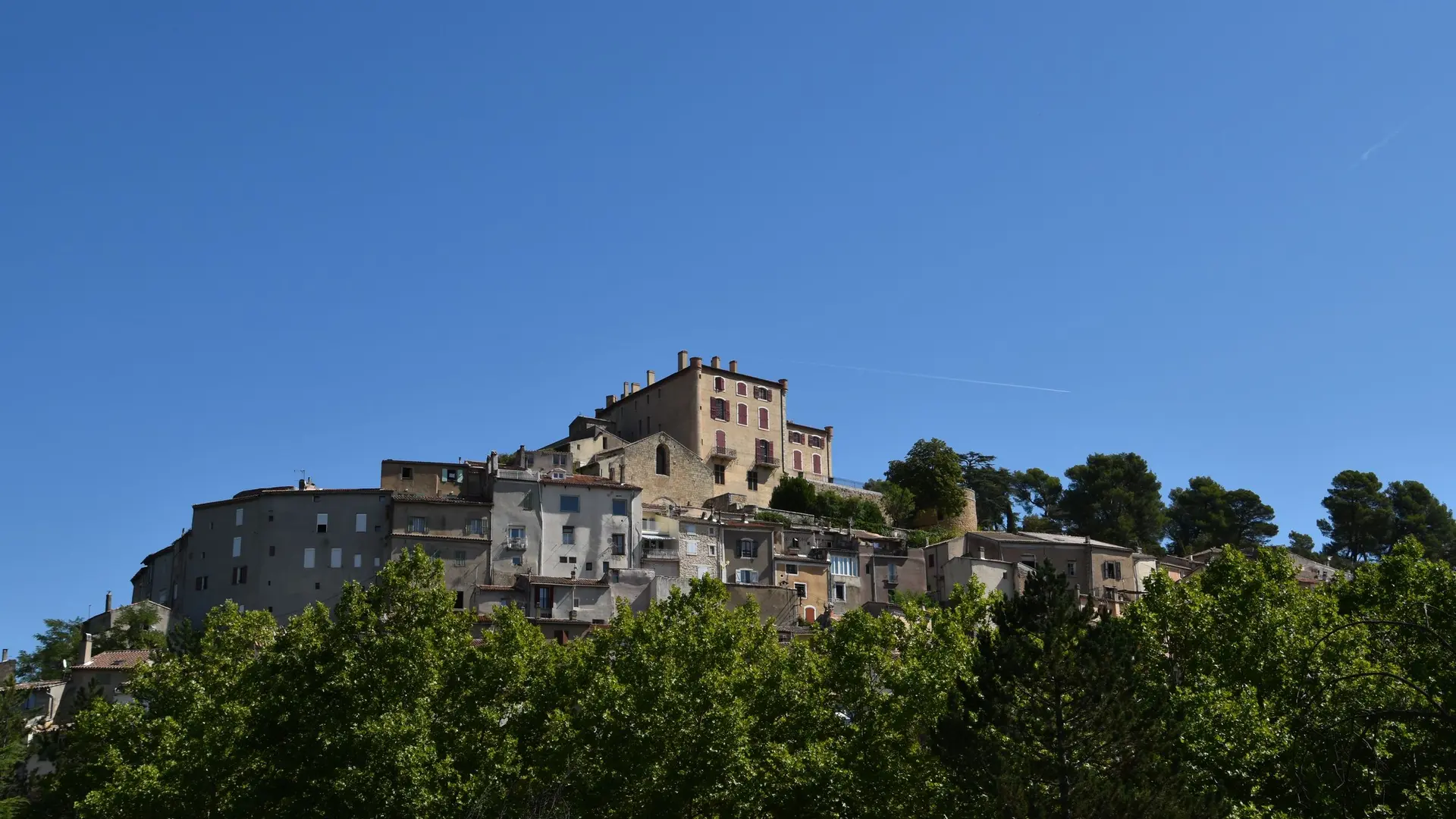Village perché de la Verdière entouré de végétation