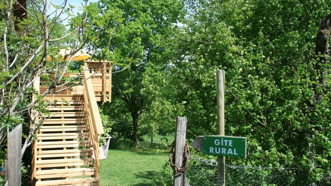 L'entrée du gîte et la terrasse surplomblant le jardin clôturé