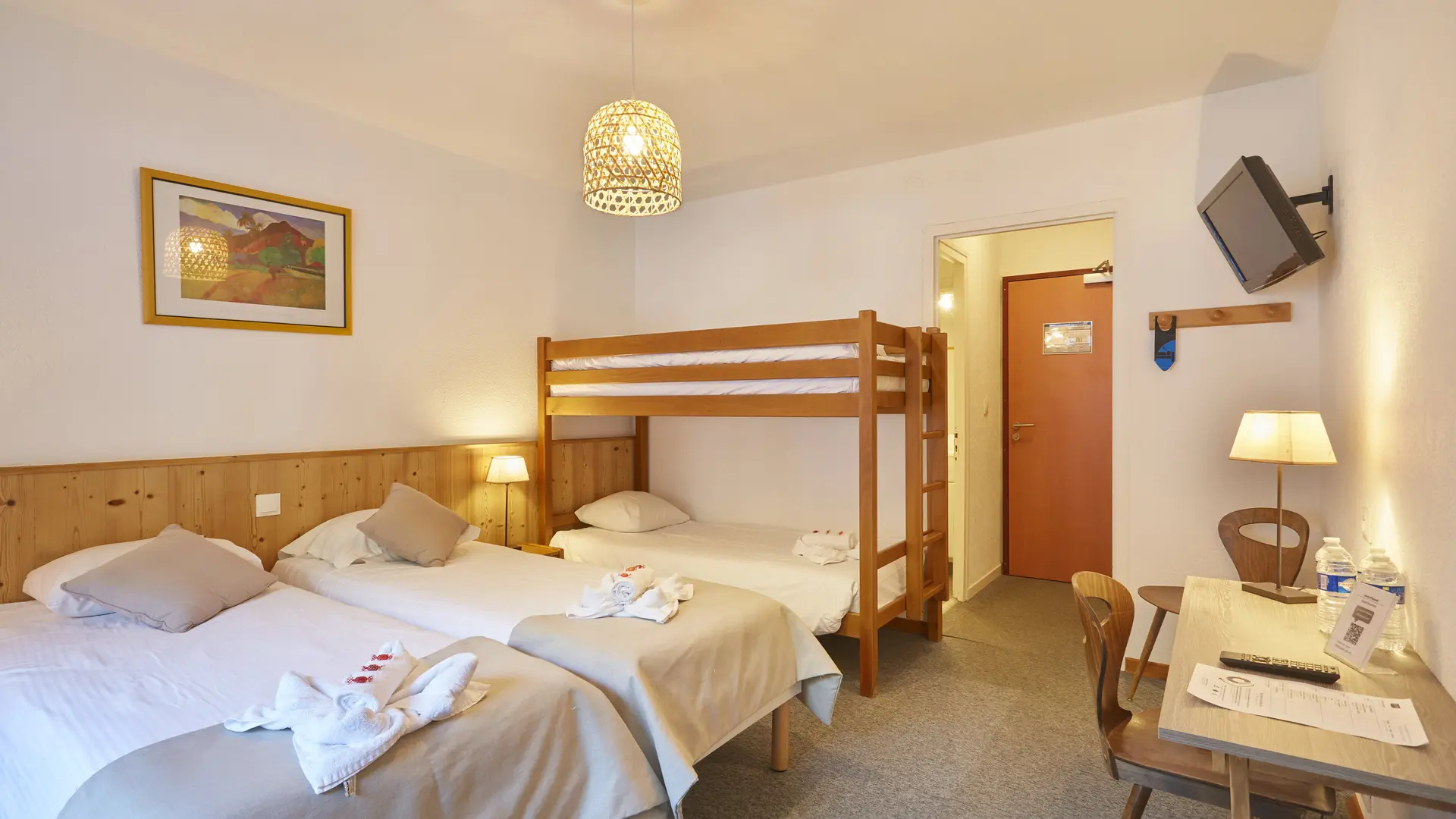 Chambre familliale avec lit double et lits superposés