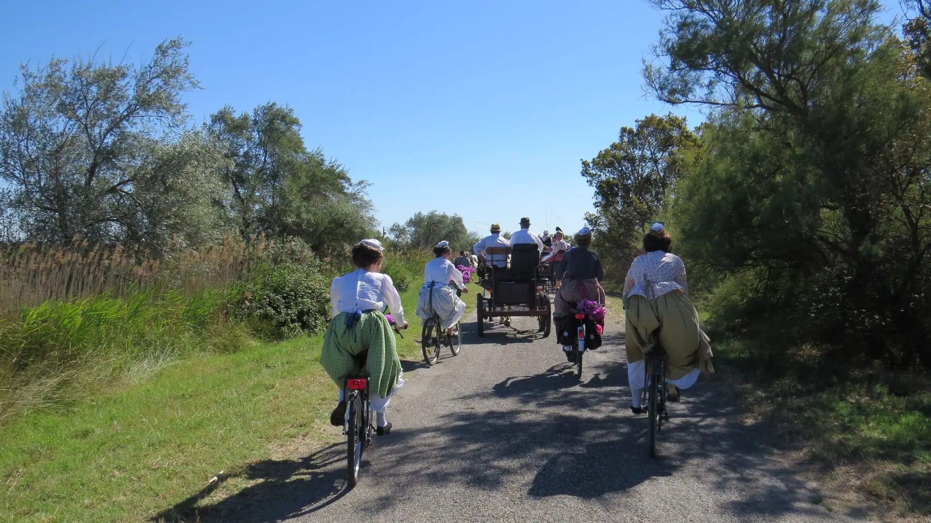 Arlésiennes à vélo lors de l'abrivado des Bernacles, chemin de Palun Longue