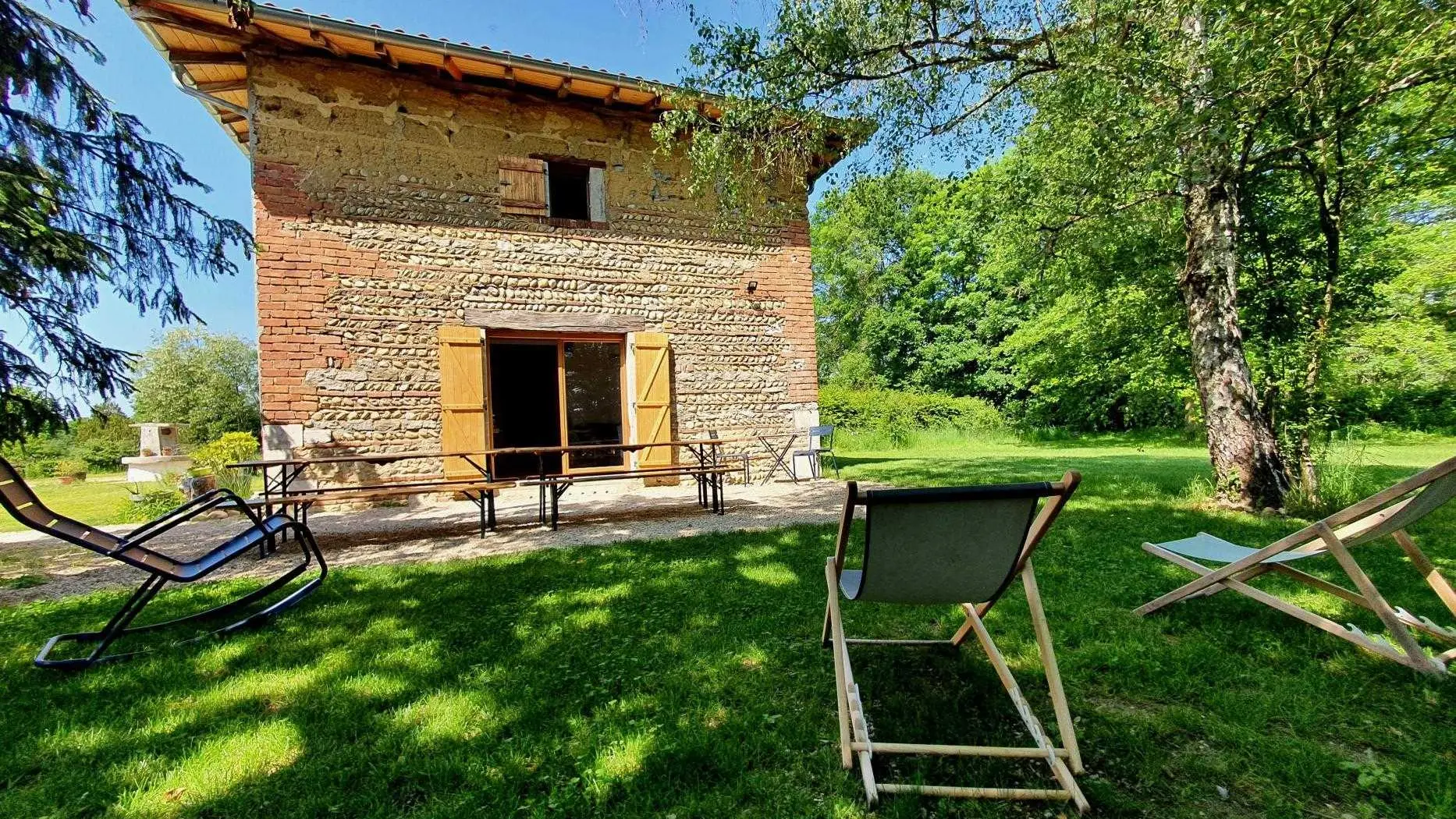 Le Grenier, la terrasse et l'entrée côté sud