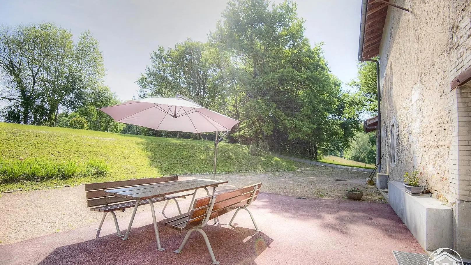 La terrasse à l'arrière du gîte