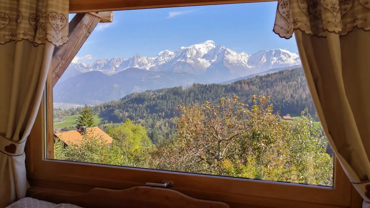 Découvrez et admirez les montagnes bien installés dans le salon