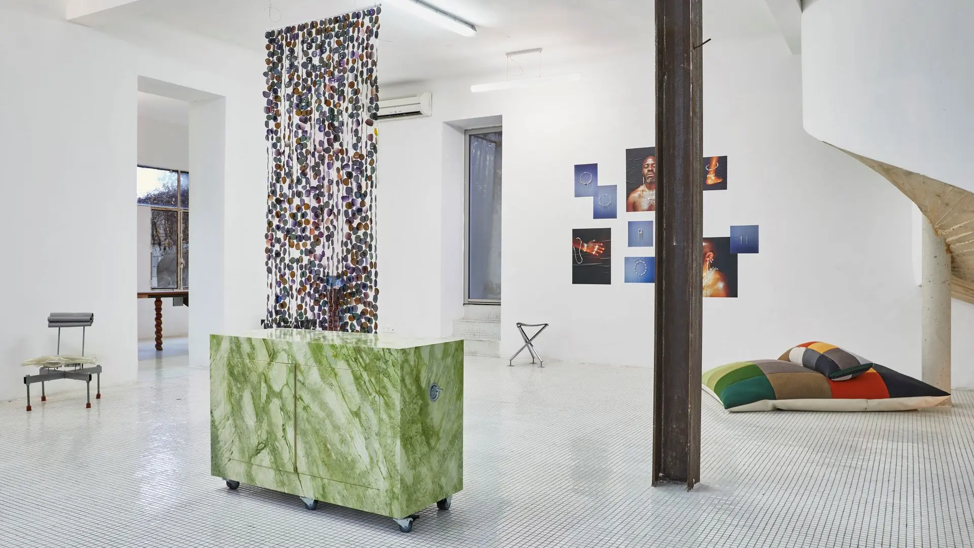 salle d'exposition avec des oeuvres