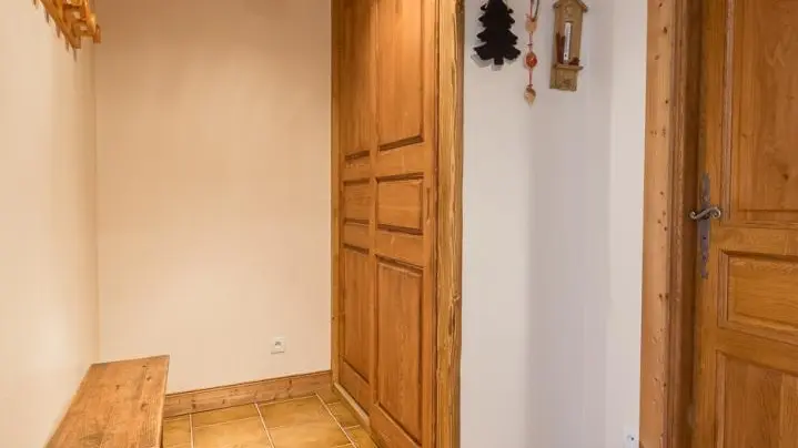 ENTREE
placard de rangement penderie avec cintres, sacs à dos et porte-bébé