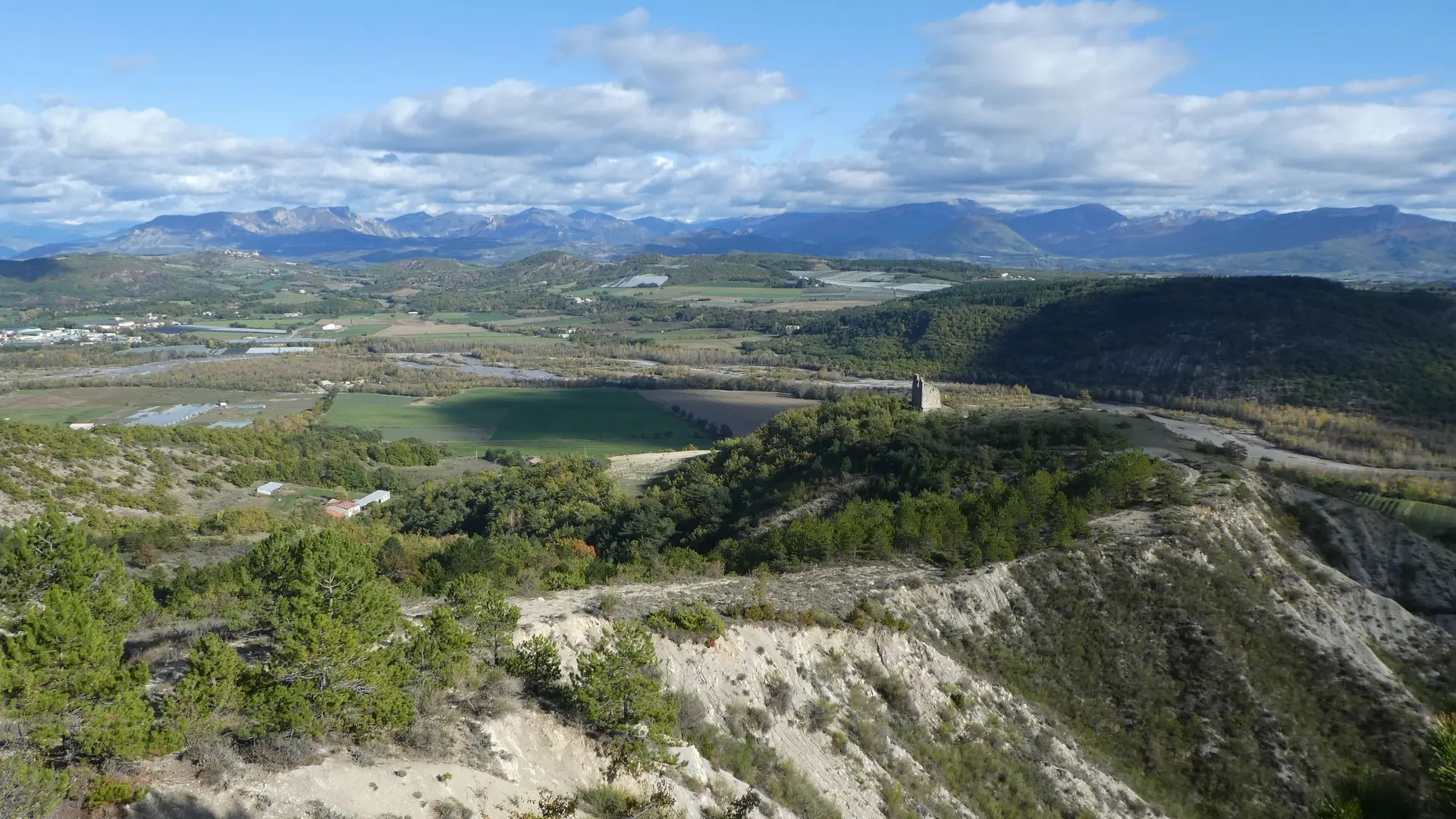 Panorama sur la tour et la vallée du Buëch
