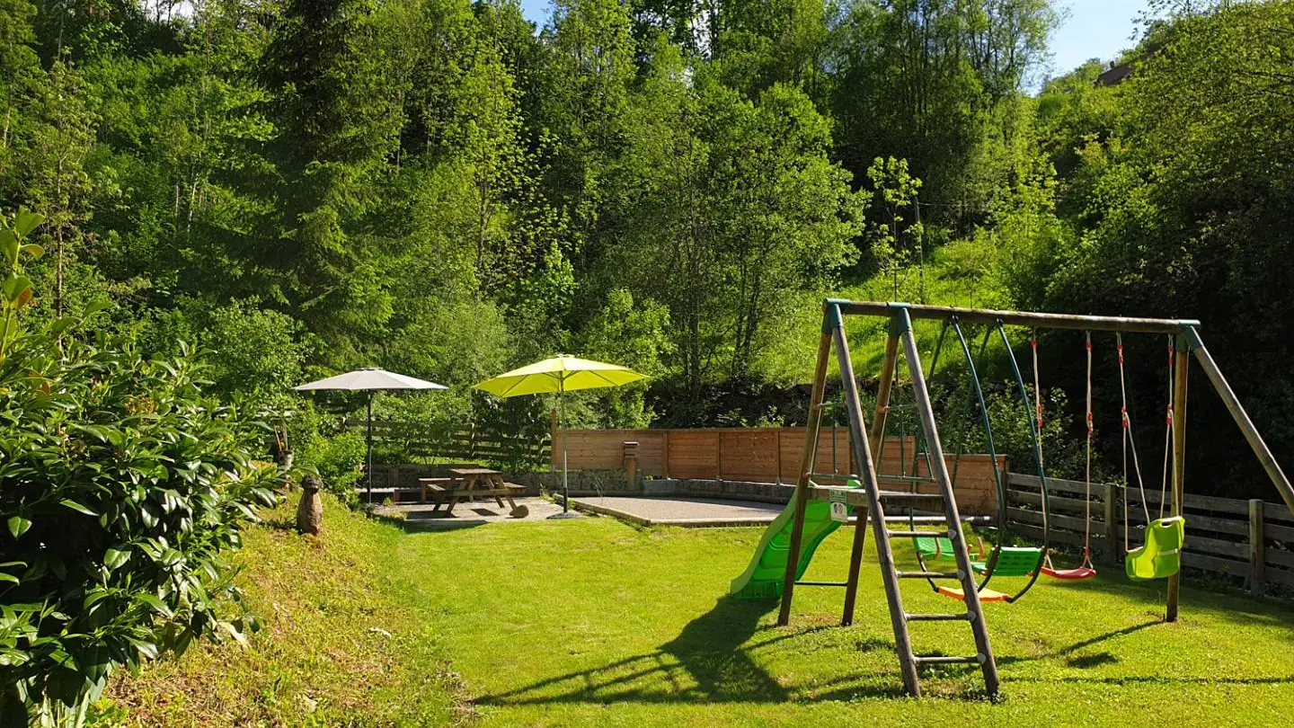 Espace de jeux communs avec portique pour les enfants de 2 à 12 ans