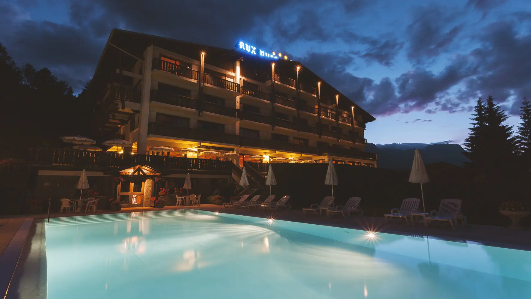 Piscine de nuit à l'hôtel aux Ducs de Savoie