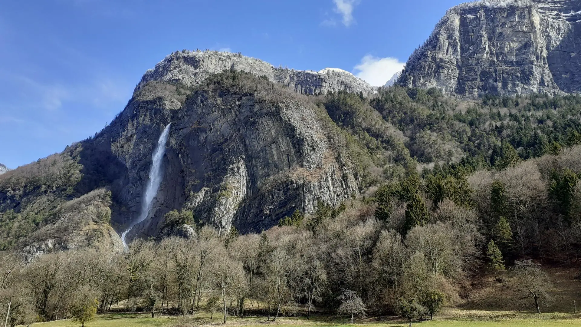 Vue sur la cascade d'Arpenaz - octobre 2020