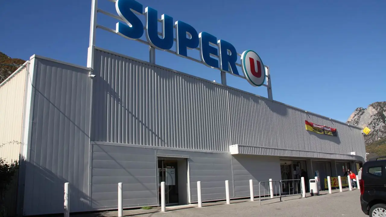 L'enseigne du magasin en façade ensoleillée
