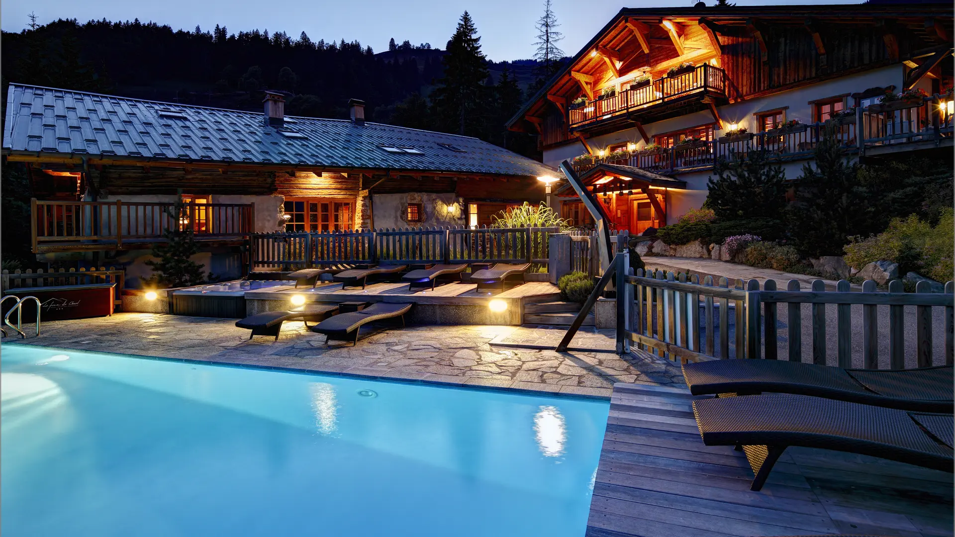 Piscine et jacuzzis extérieurs au pied de l'hôtel