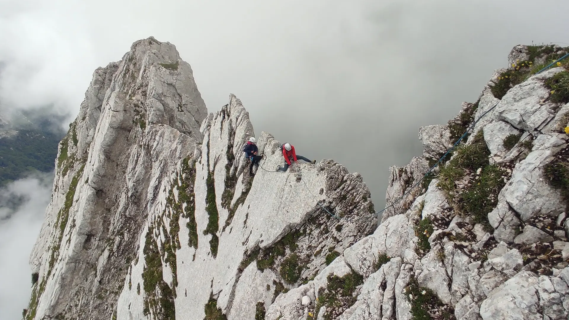 Le passage du Rasoir à la Tournette au dessus du lac d'Annecy