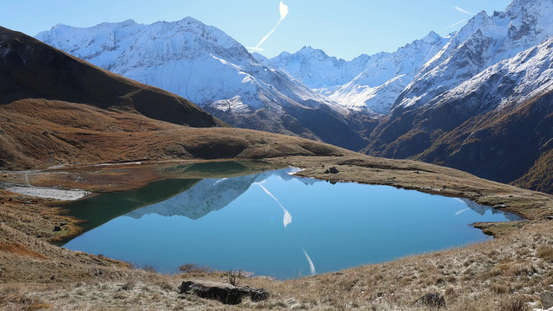 Le lac du Pontet offre une vue sur les Ecrins