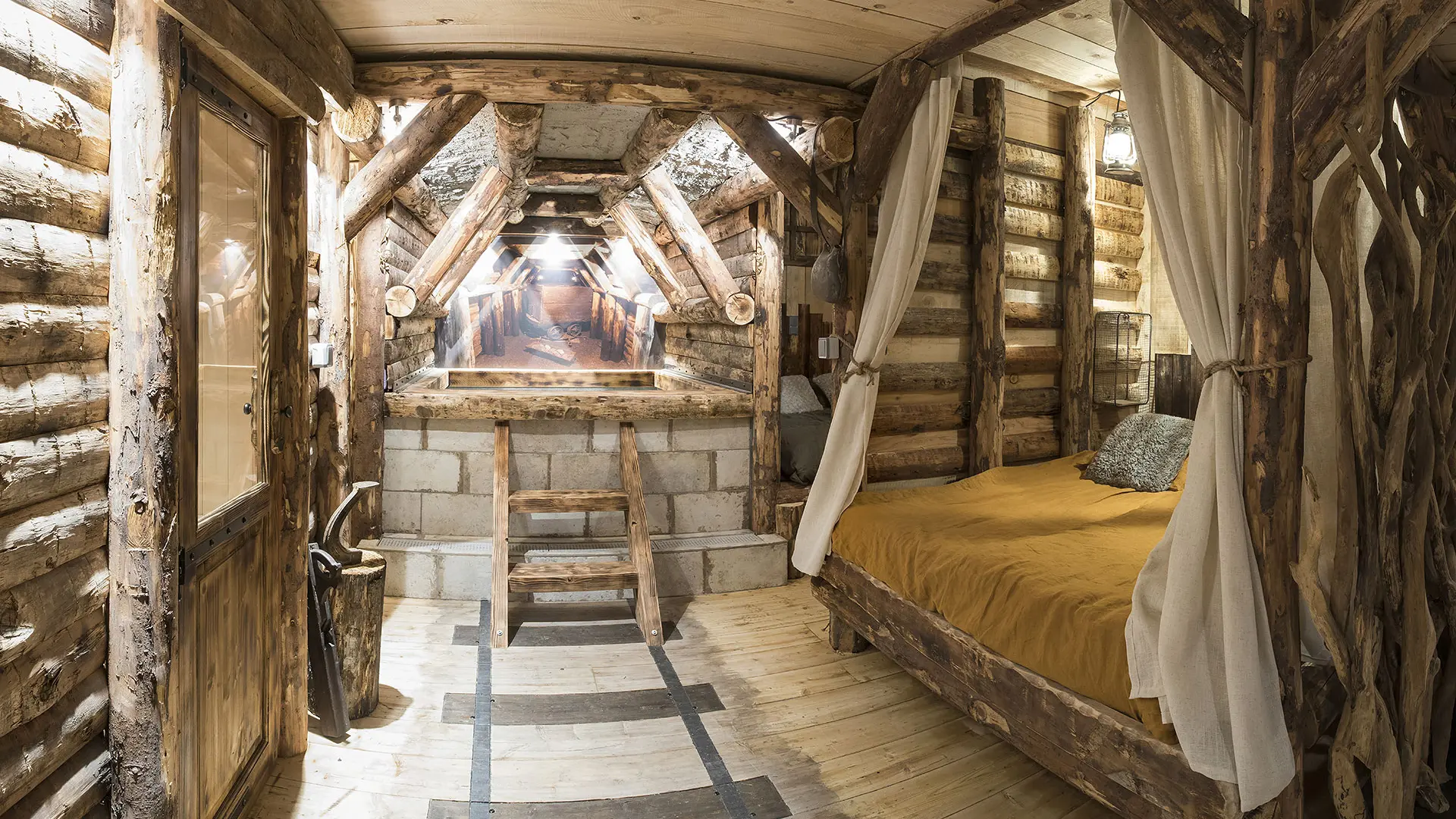 Vue lit baldaquin, sauna et jacuzzi