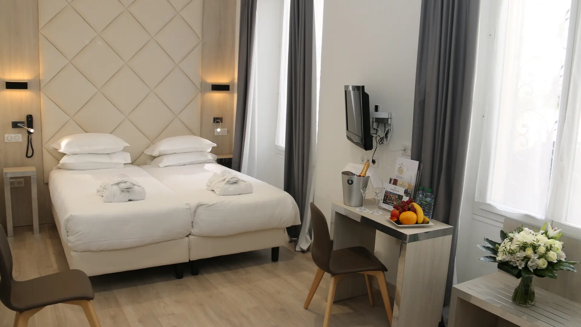 Hotel-de-paris-cannes-suite-suquet-4-persons