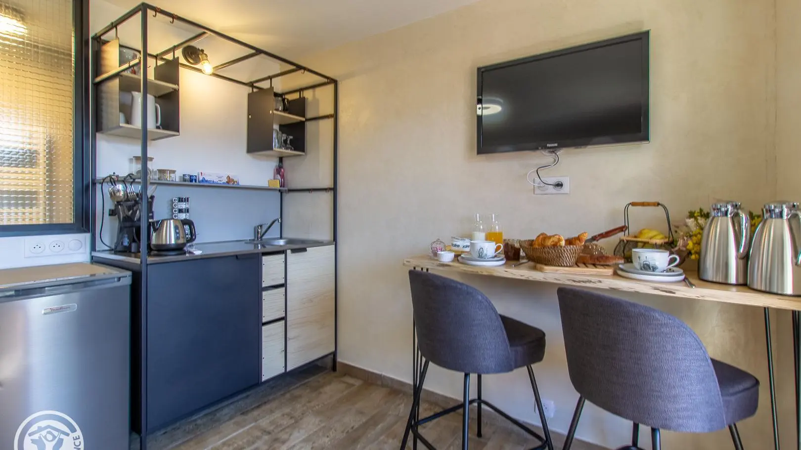 petite cuisine équipée avec four micro ondes cafetière bouilloire et vaisselle