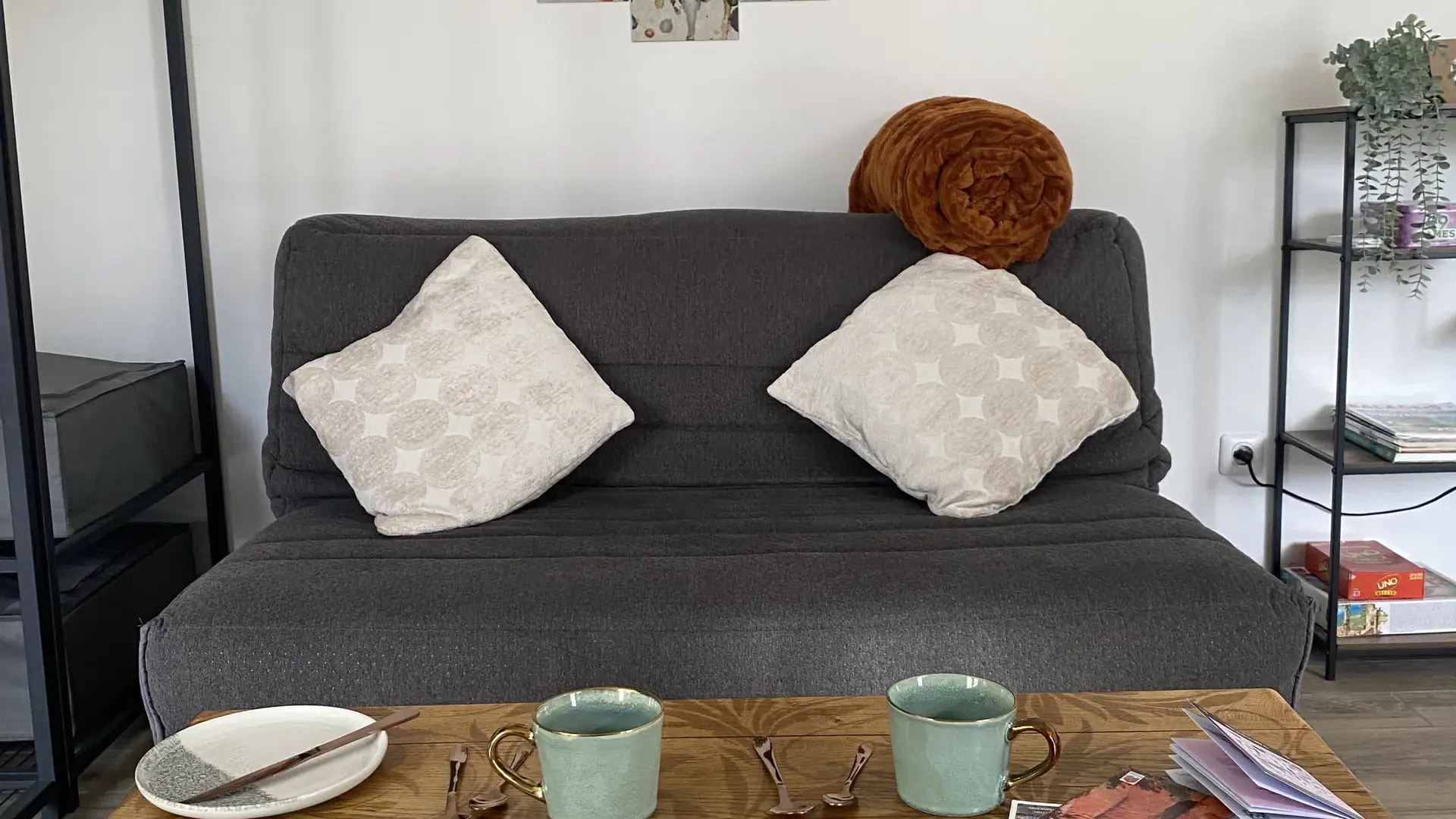 Salon chaleureux avec canapé confortable et ambiance conviviale.