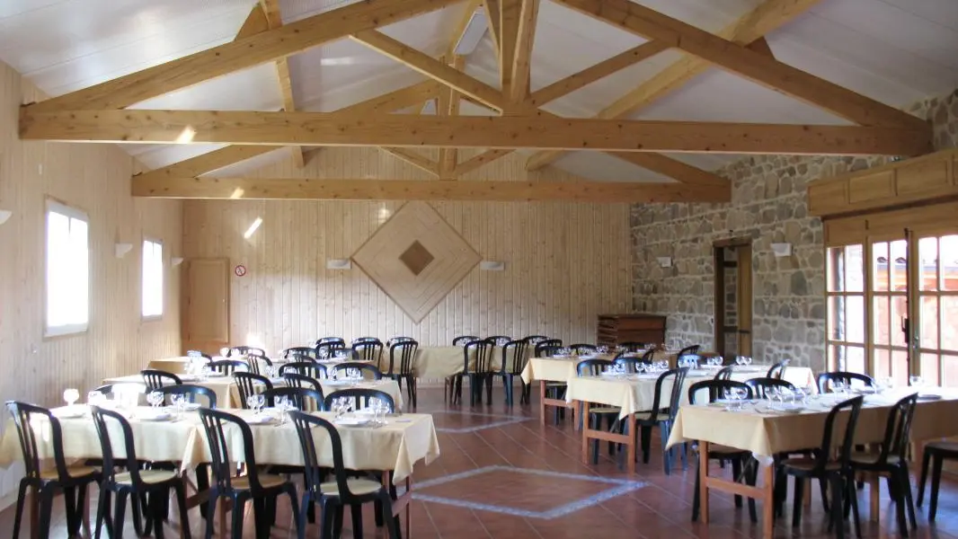 La salle garnie avec tables rectangulaires