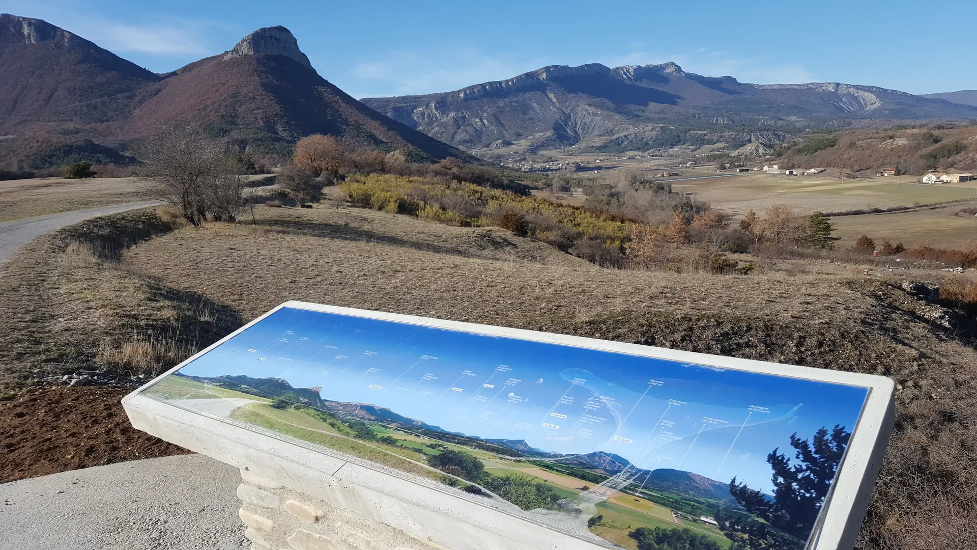 Table d'orientation de Lagrand avec vue sur le montgarde