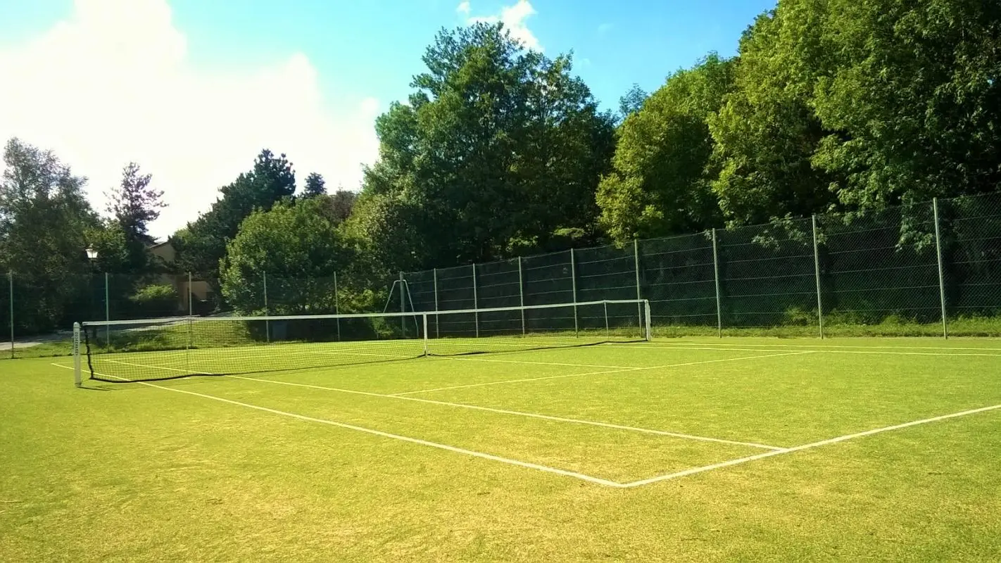 Accès terrain de tennis au village ( gratuit)