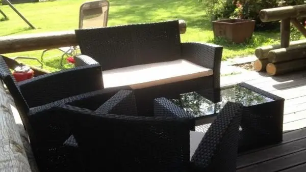 Superbe terrasse avec salon de jardin et vue sur la piscine