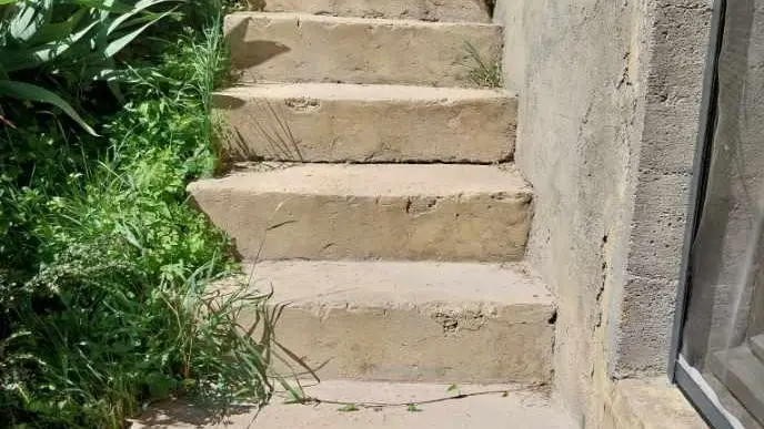 accès au parking/à la route de puis le gîte