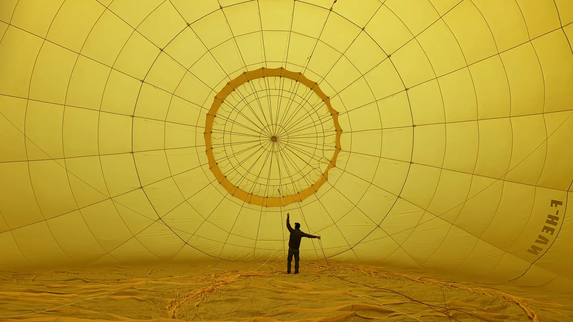 Intérieur montgolfière jaune