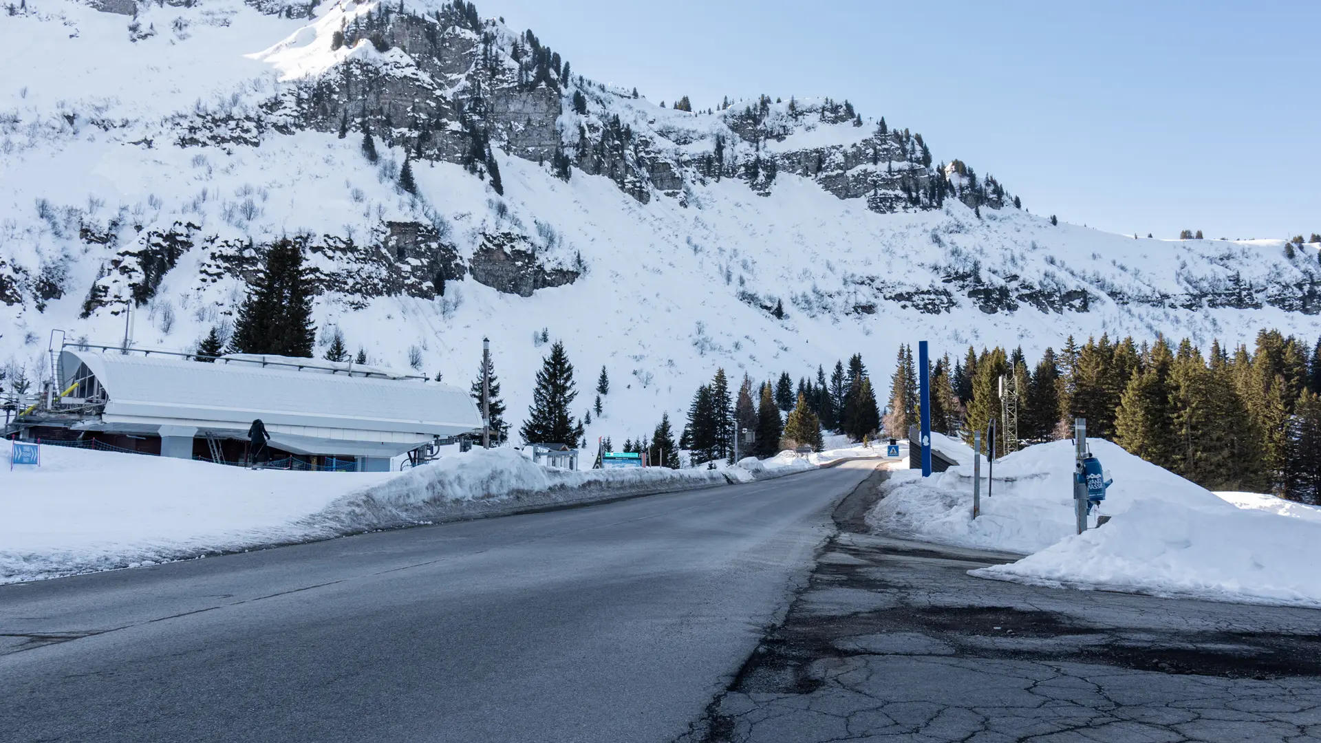 Ingang van de parkeerplaats van Vernant, vlak voor de Le Lac-stoeltjeslift.