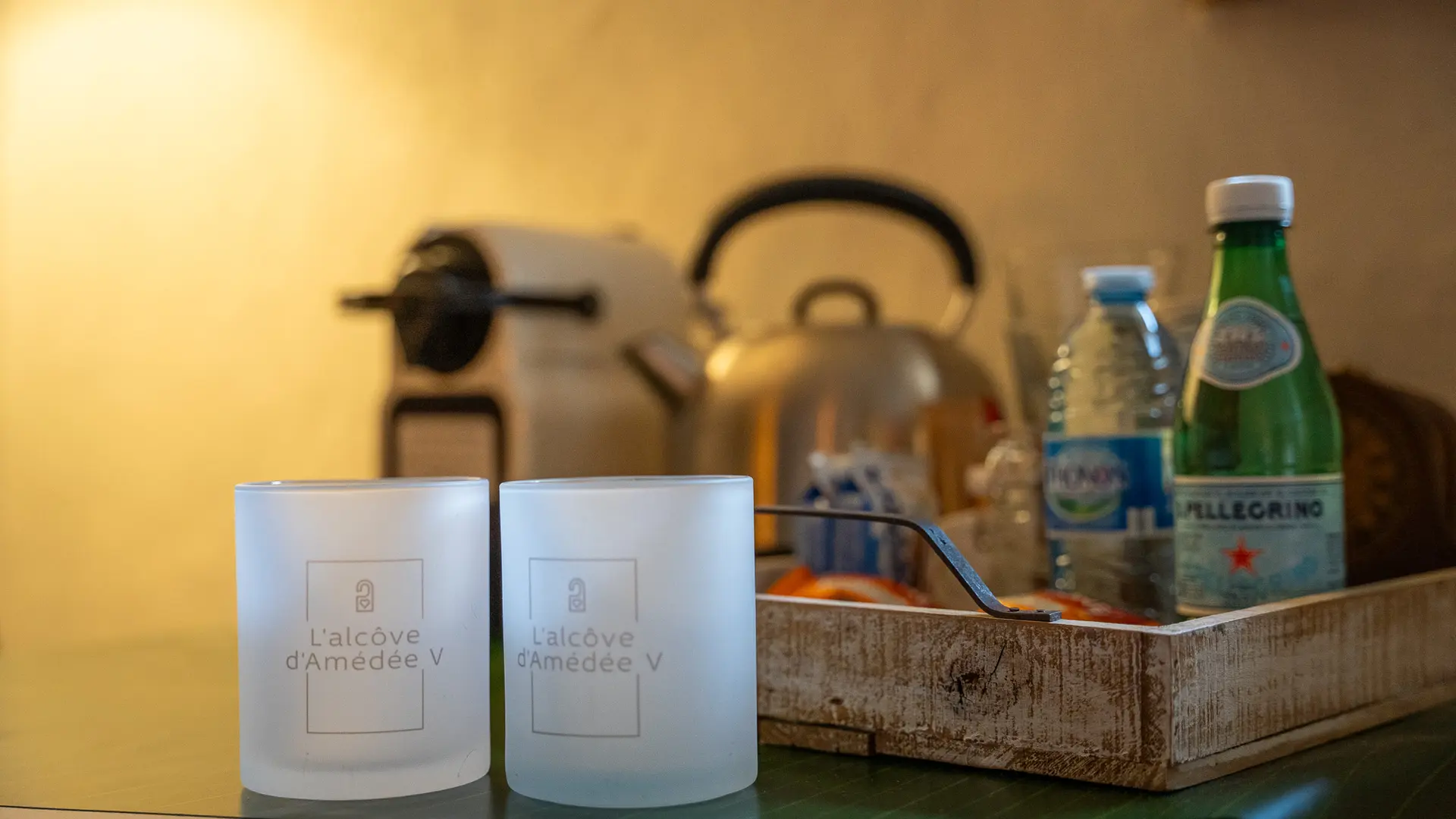 Eau thé café et tasses à dispo