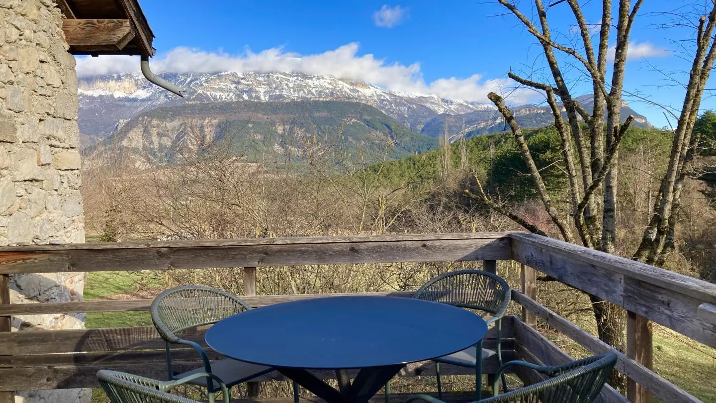 En hiver, l'absence de feuillage ouvre encore plus la vue sur le massif du Glandasse (Vercors) et ses falaises enneigées