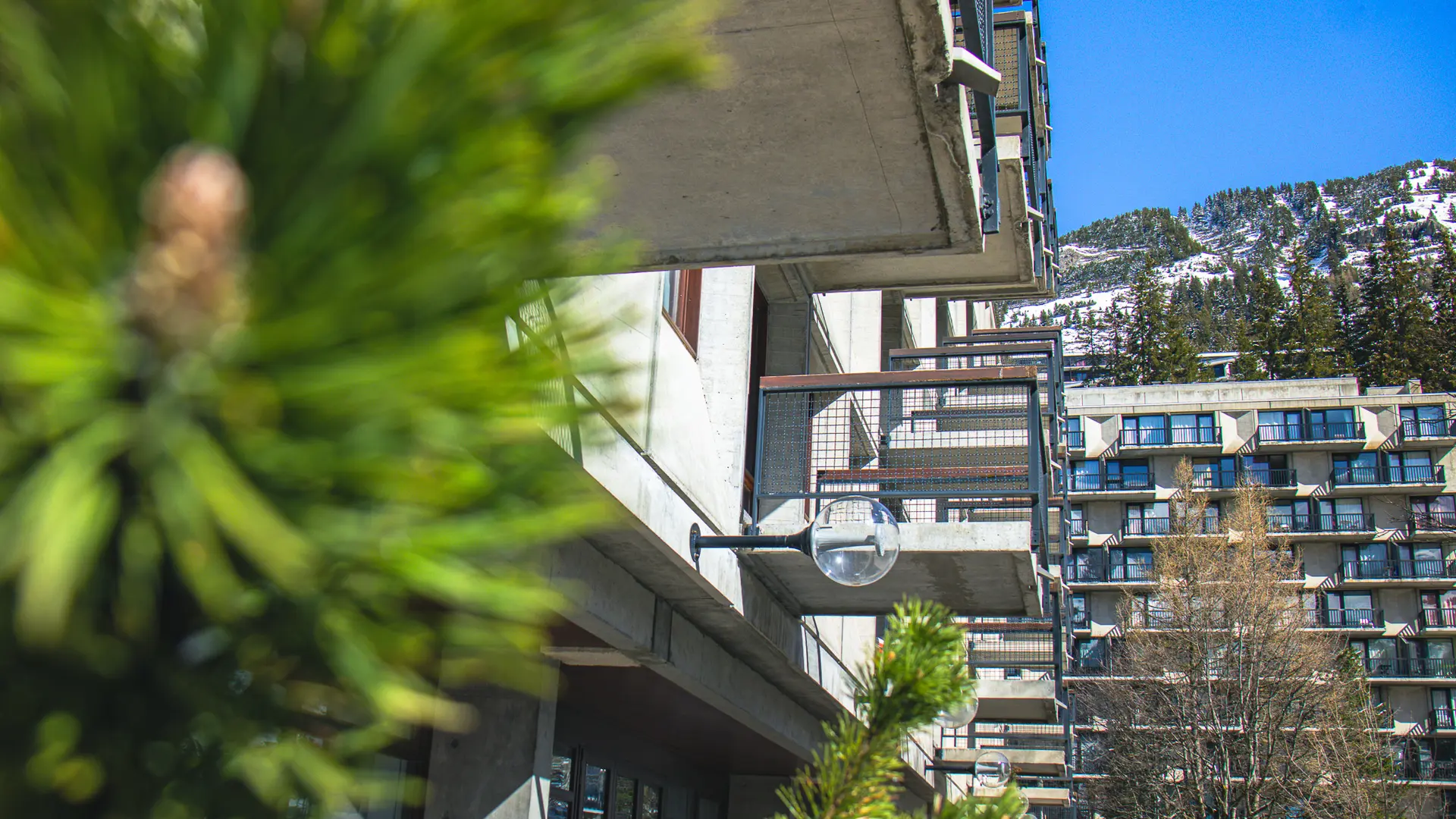 Vue en contre-plongée des balcons du bâtiment Bételgeuse, vue côté Flaine Forum