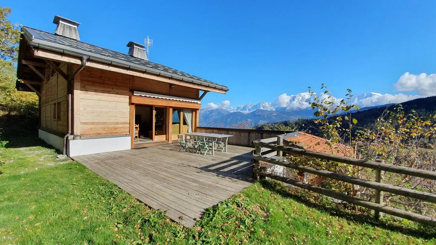 Le chalet la terrasse et le coin espace vert