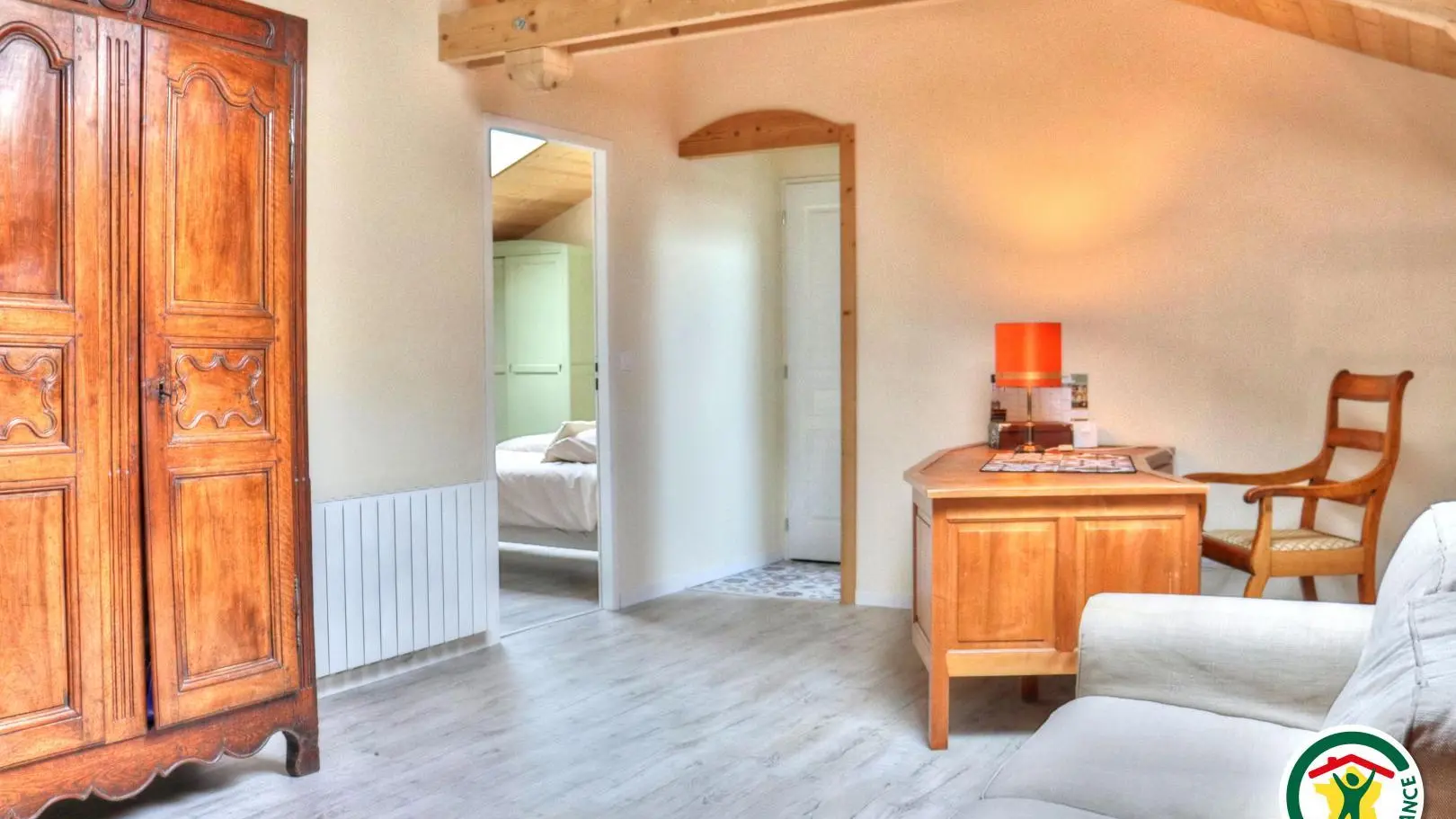 Pièce palière à l'étage avec armoire de rangement, coin jeux et lecture avec canapé ou espace télétravail.