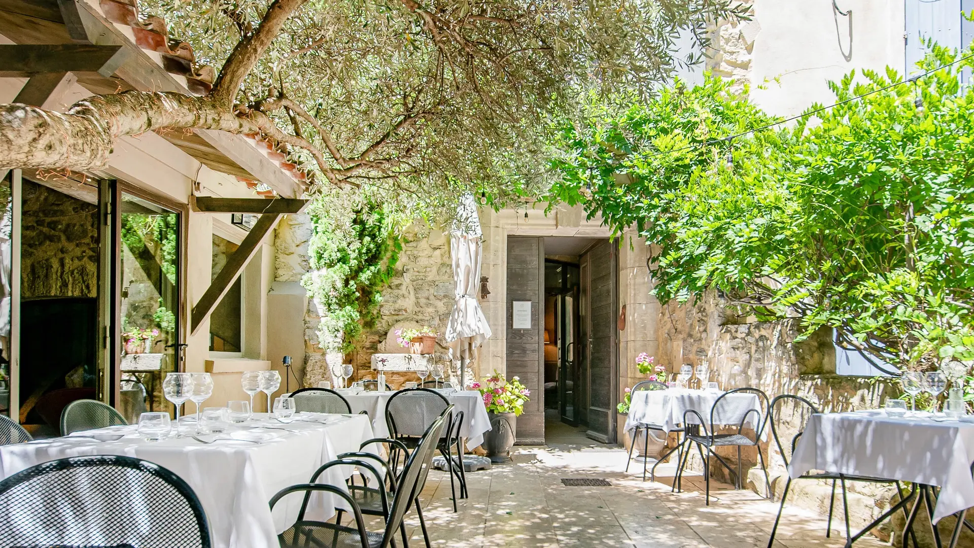 La Prévôté_L'Isle-sur-la-Sorgue terrasse extérieure