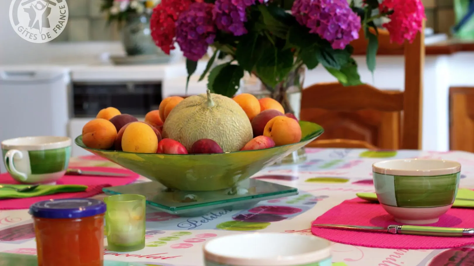 cour fermer...VUE SUR FLEURS ROZIER JARDIN BARBECUE
INTERIEUR MAISON DE LA CUININE SALON TRES ENSOLEILLEE GRANDE FENETRE