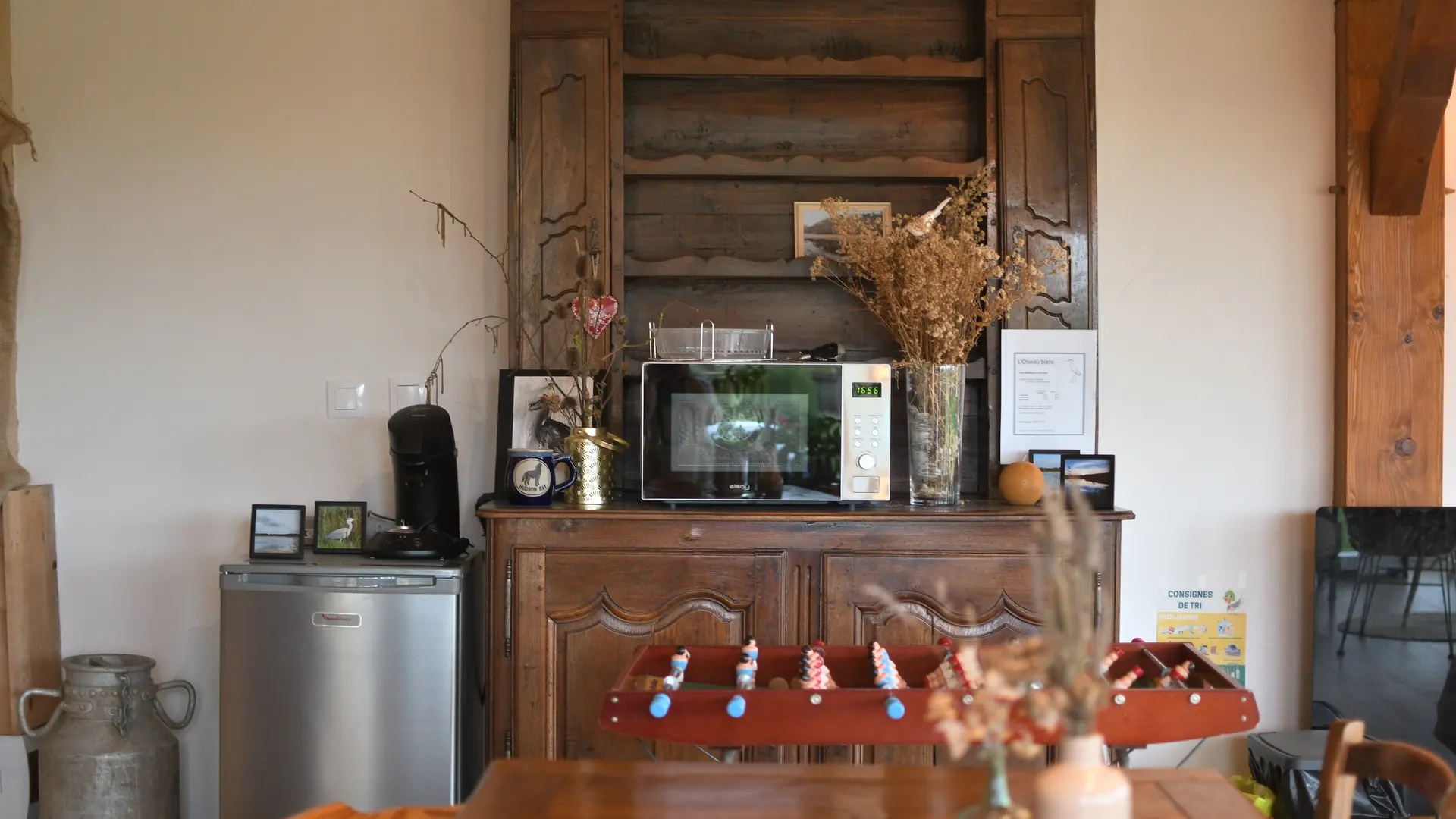 Coin repas dans le salon commun des chambres