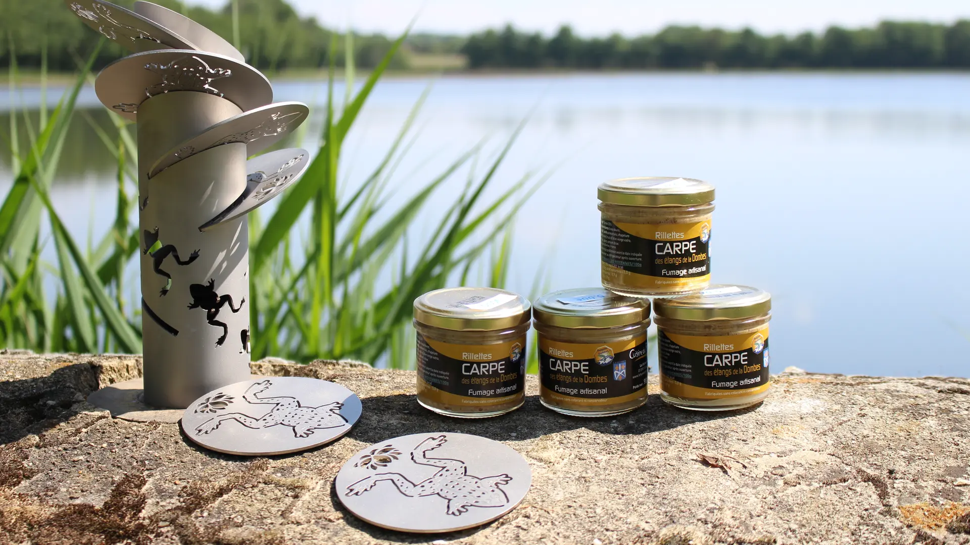 Bocaux de rillette de carpe au bord d'un étang