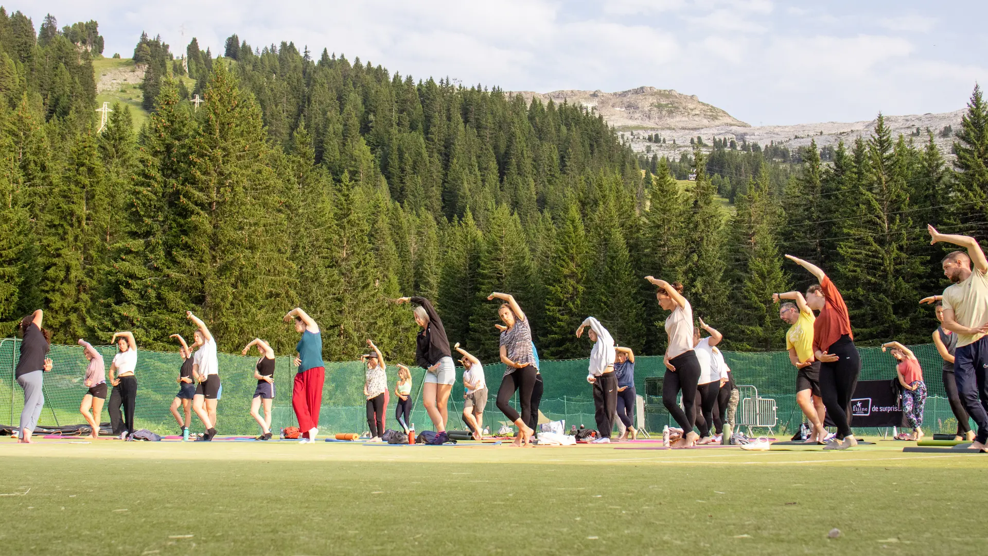 Groupe qui fait une pose de yoga