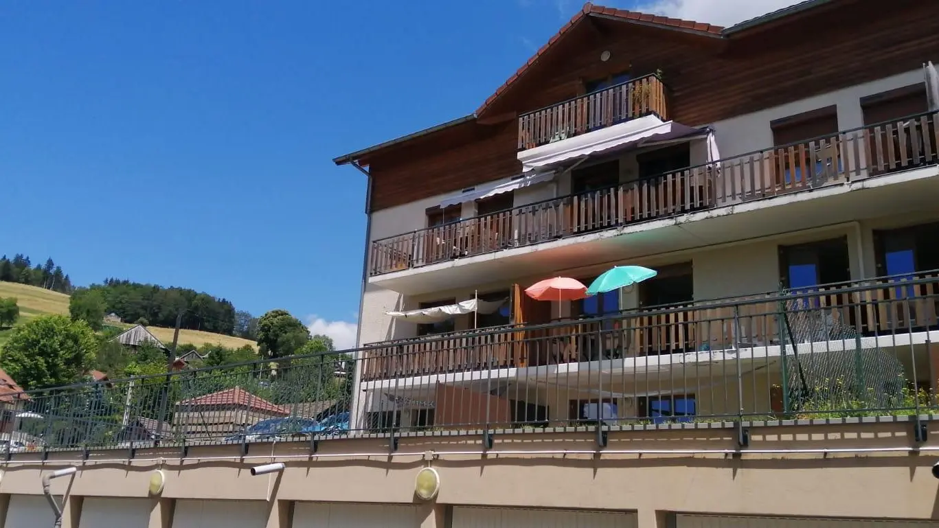 Le balcon avec ses 2 parasols.