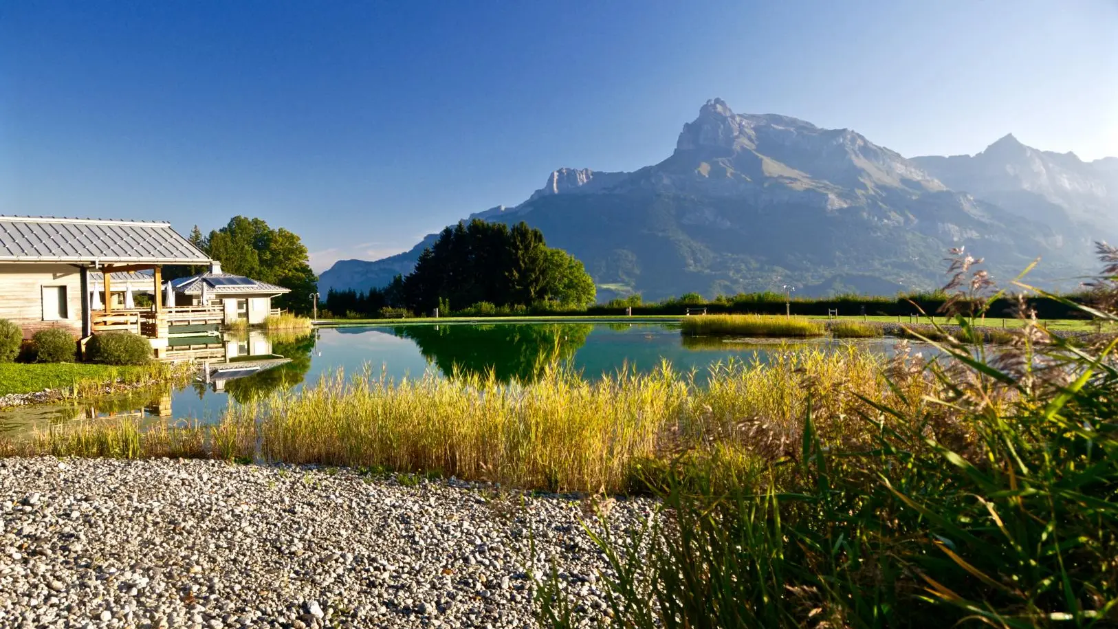 A deux pas du chalet : le biotope, la plus grande piscine d'eau naturelle d'Europe