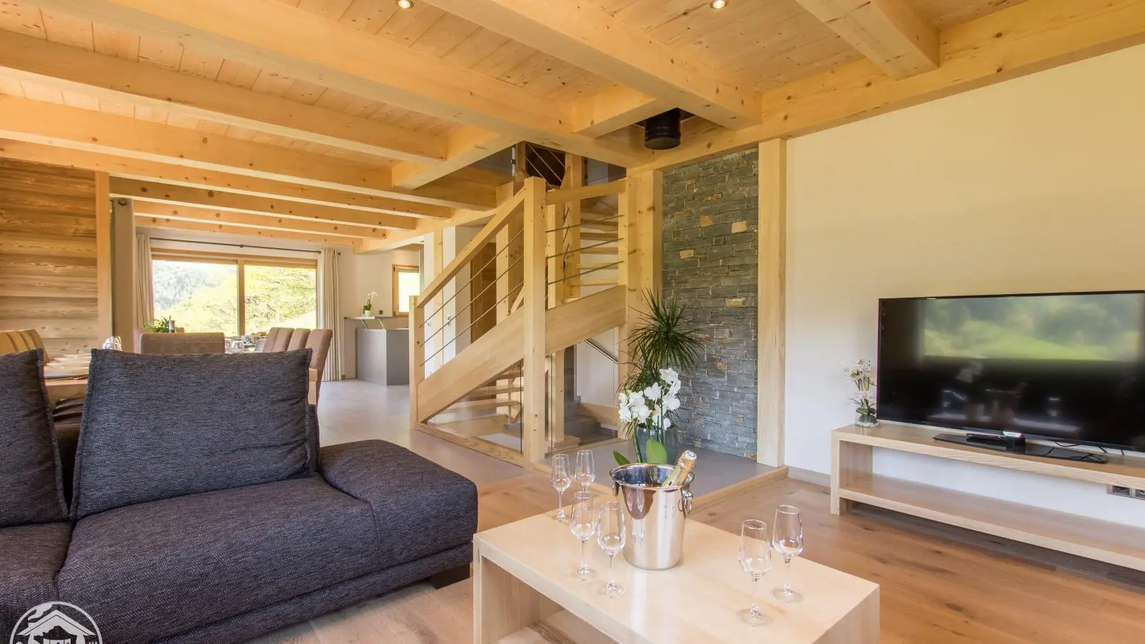 Pièce de vie avec cuisine ouverte sur séjour - salle à manger