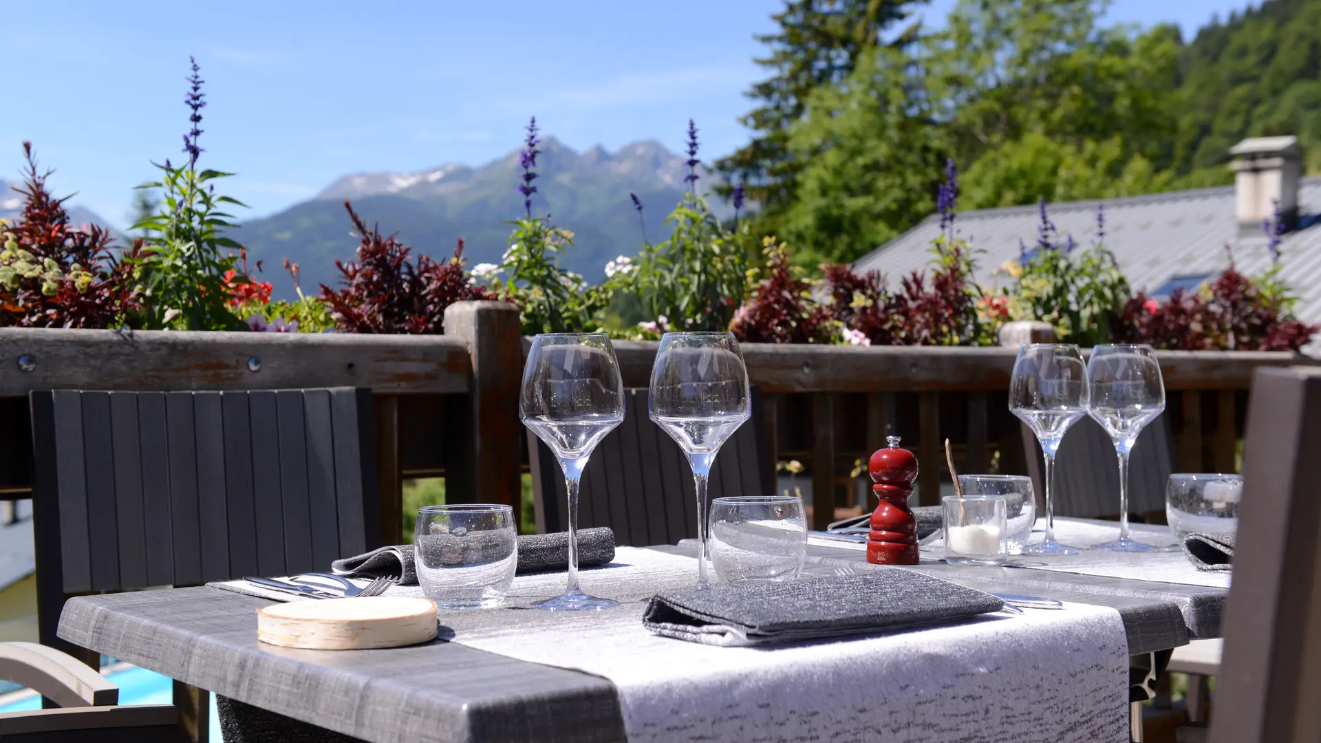 Table en terrasse avec vue imprenable