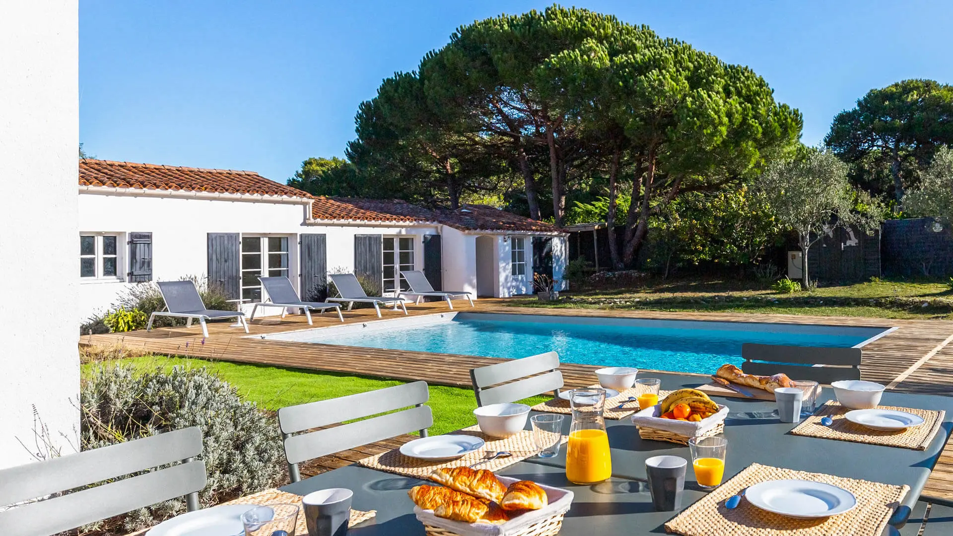 Terrasse et piscine de la Villa Perle