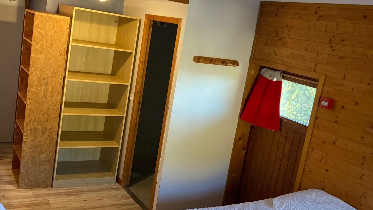 lits simples et rangement dans chambre privée pour 3 personnes