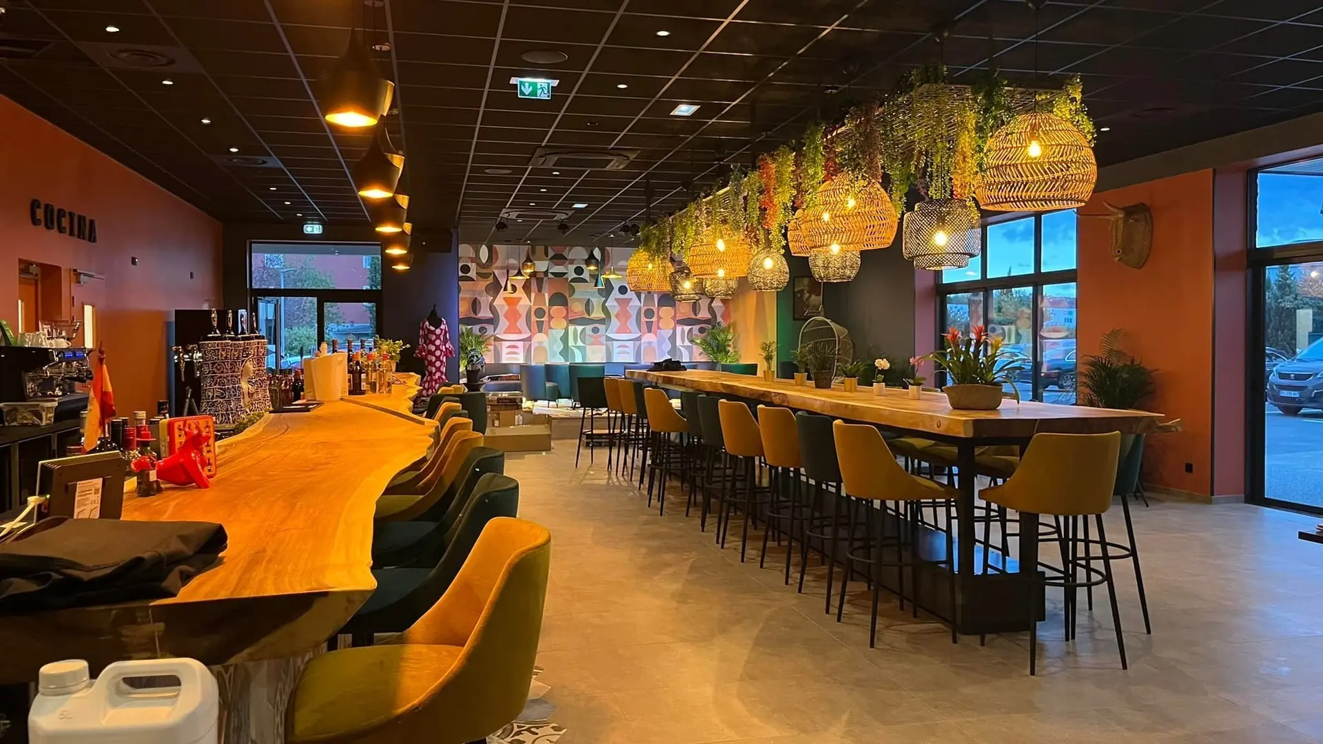 salle principale avec grande table centrale pour la convivial