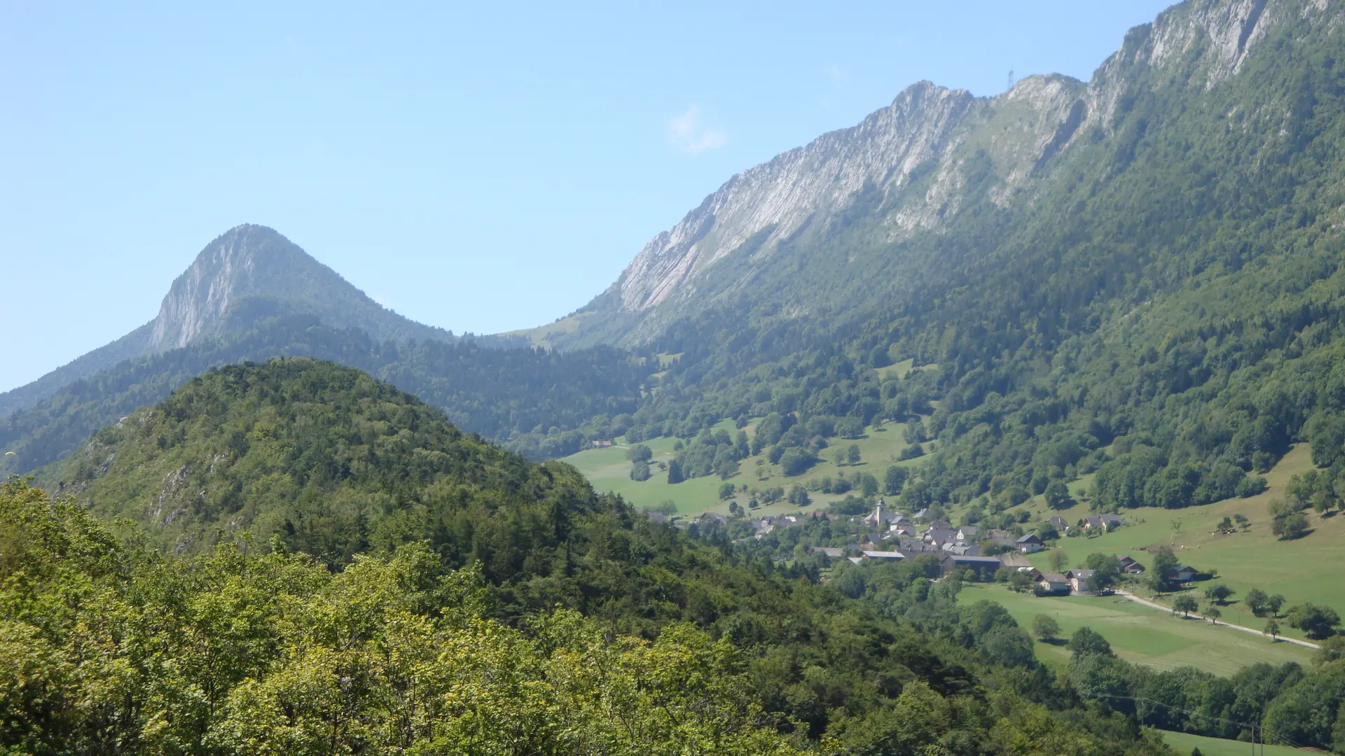 Le vallon perché d'Entrevernes depuis le Taillefer